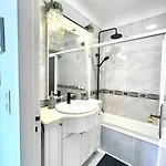 Διαμέρισμα Sky View 3br + Near Airport + Free Parking