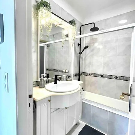 Apartment Sky View 3br + Near Airport + Free Parking