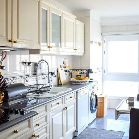 Sky View 3br + Near Airport + Free Parking Apartment *
